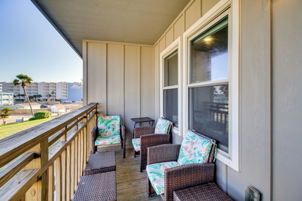 Steps to Sand: Breezy Port Aransas Condo!
