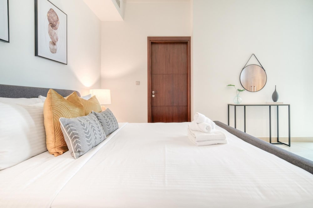 Trendy 2BR Downtown Apt Steps From Burj Khalifa