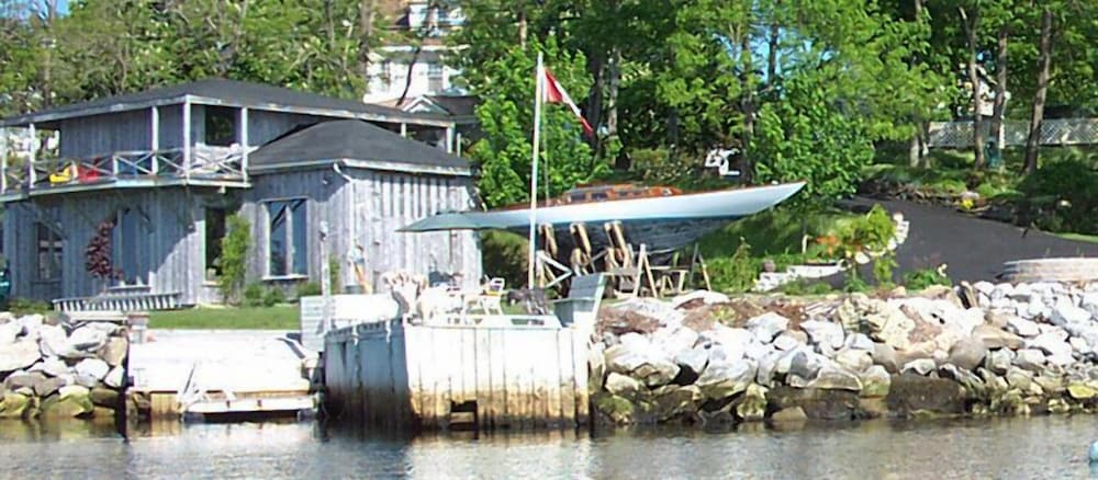 A Boat to Sea Bed & Breakfast