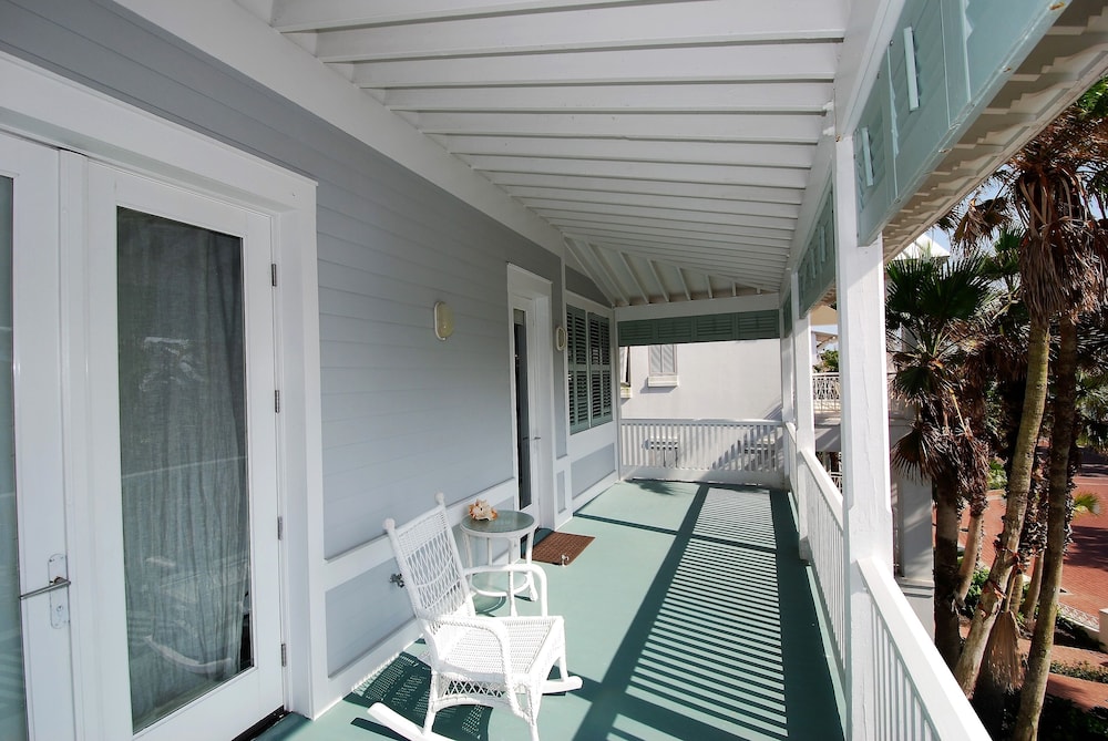 Palm House - Private Beachfront House 3 Bedroom Home by RedAwning