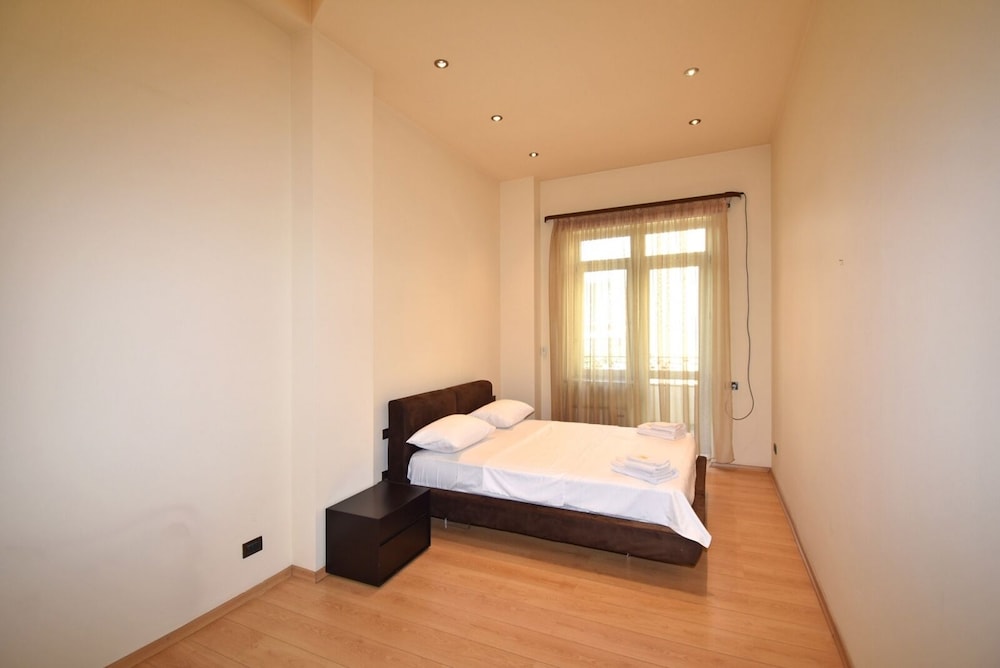 Spacious Apartment by Luxe Group TT606