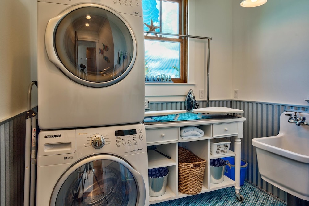 Tangled In Blue 5 Bedroom Holiday Home by Five Star Properties