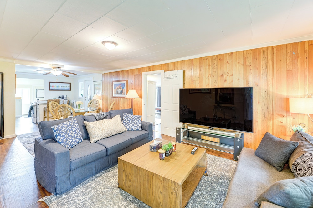 10 Mi to South Beach & Newport: Home w/ Deck!