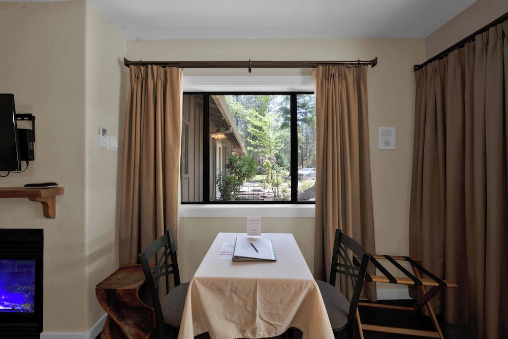 The Inn at Shasta Lake