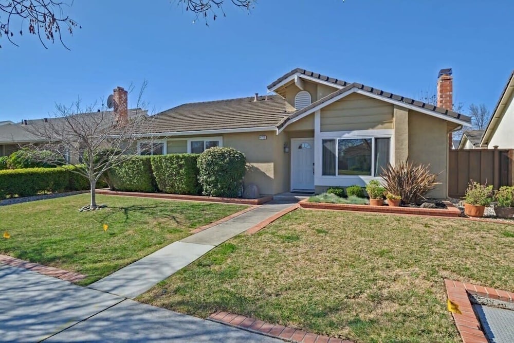 @ Marbella Lane - 4BR Home Away From Home Ldry