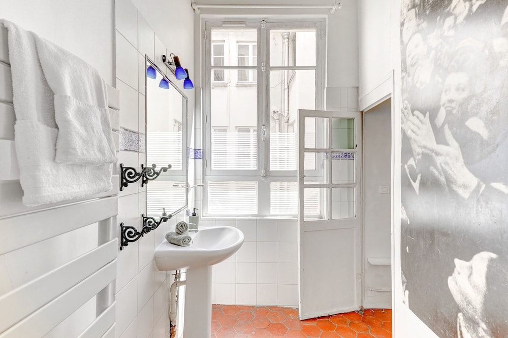 Charming 1BR Near Latin Quarter