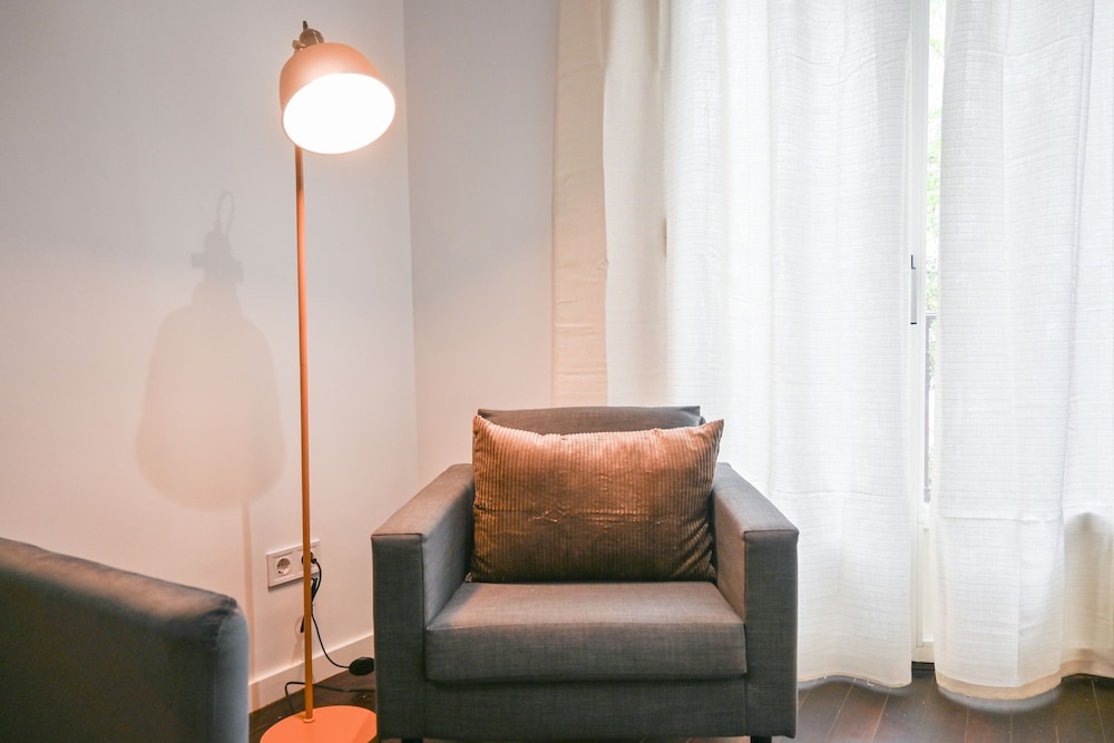 M Sen1692 Amplio Apartamento con Balc n en Calle