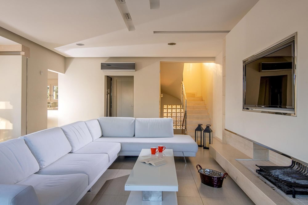 Luxury Villa Alba by Estia view 3