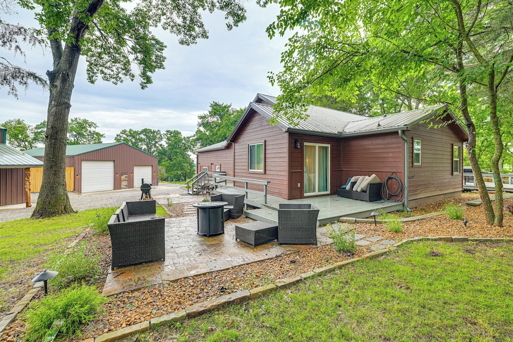 Near Bella Vista Trails & Elk River: Family Home!