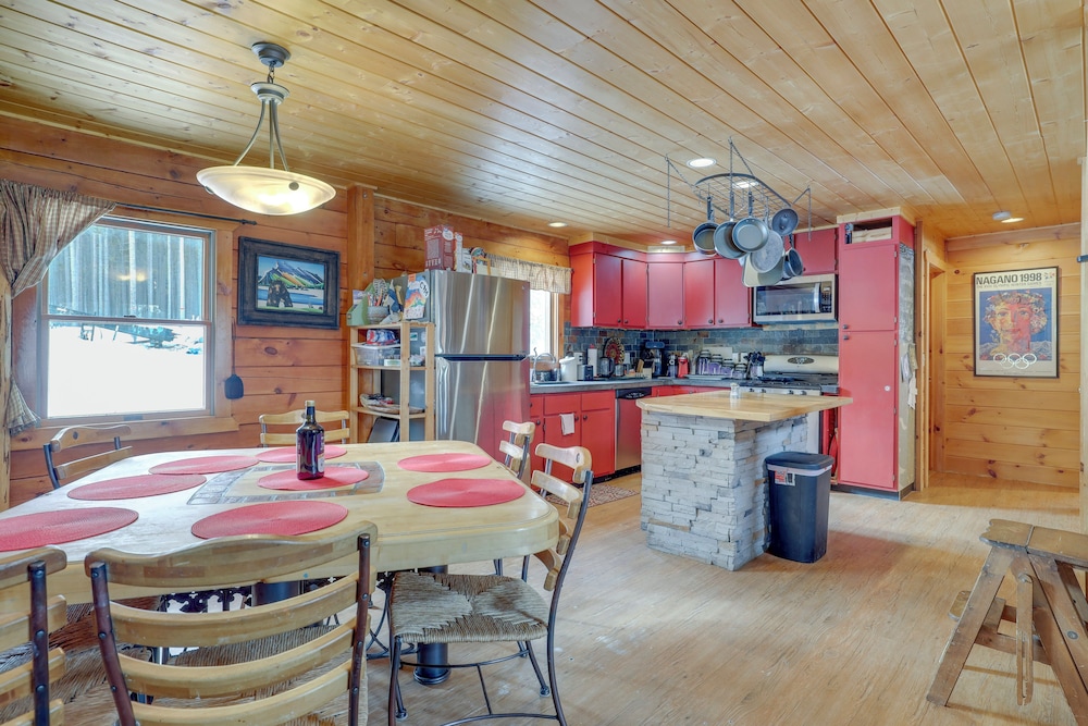 2 Mi to Skiing: Casper Cabin w/ Mtn Views!