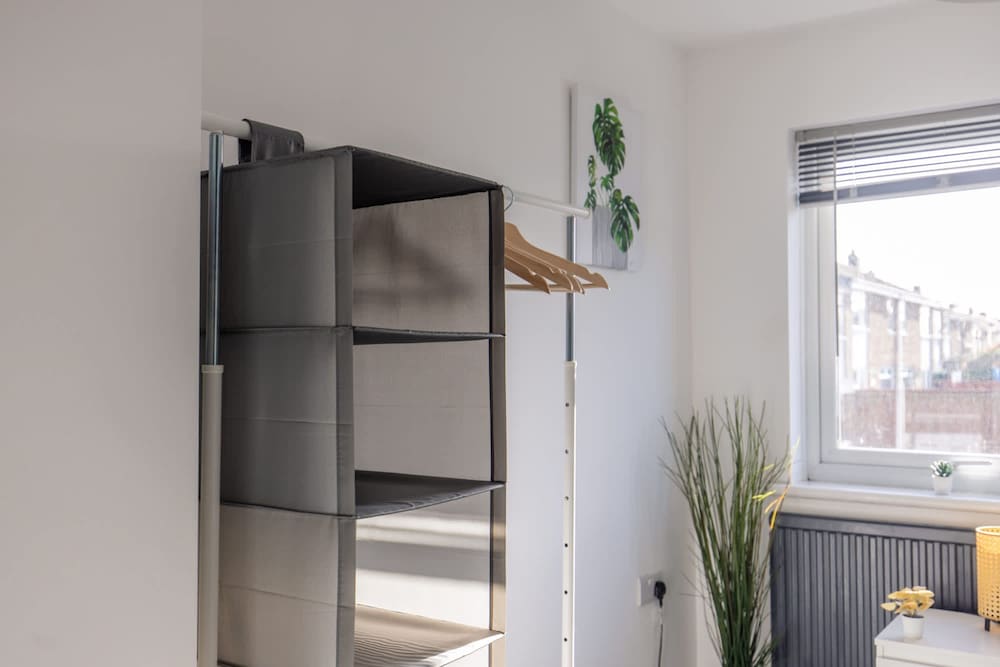 Modern 3 Bed House-free Parking