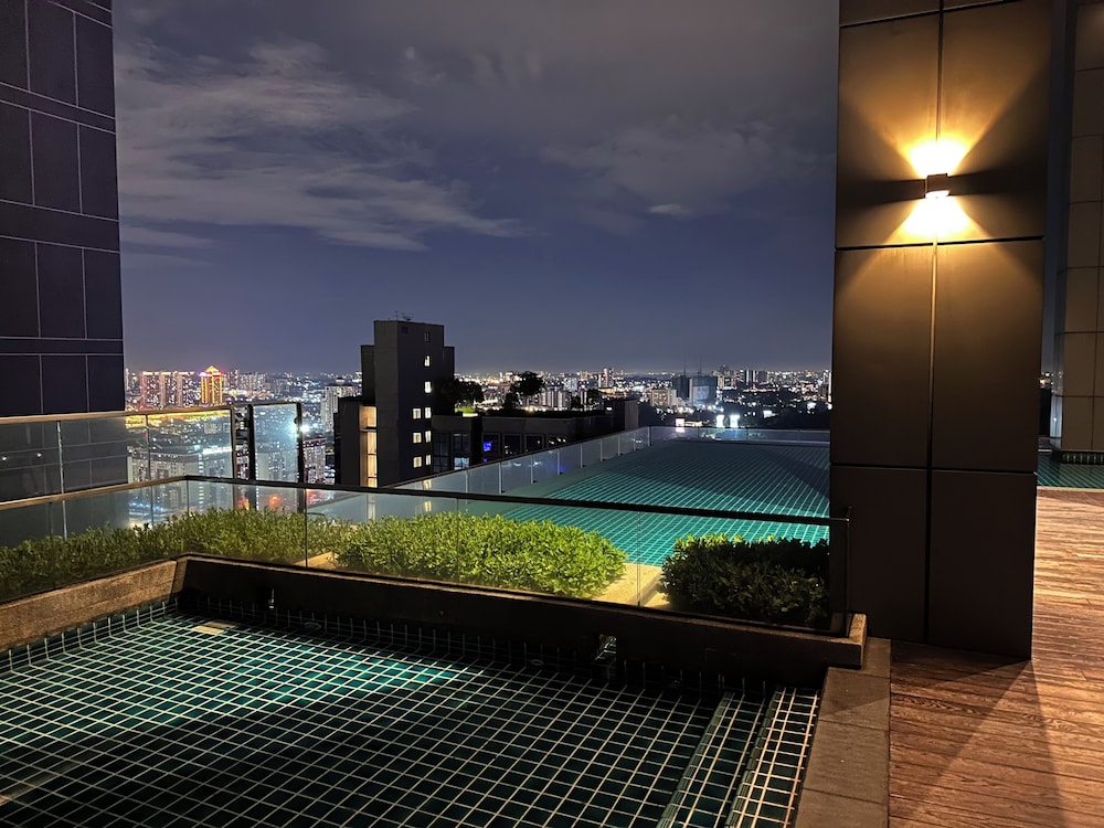 Skyline Luxe 4BR Retreat with En-suites
