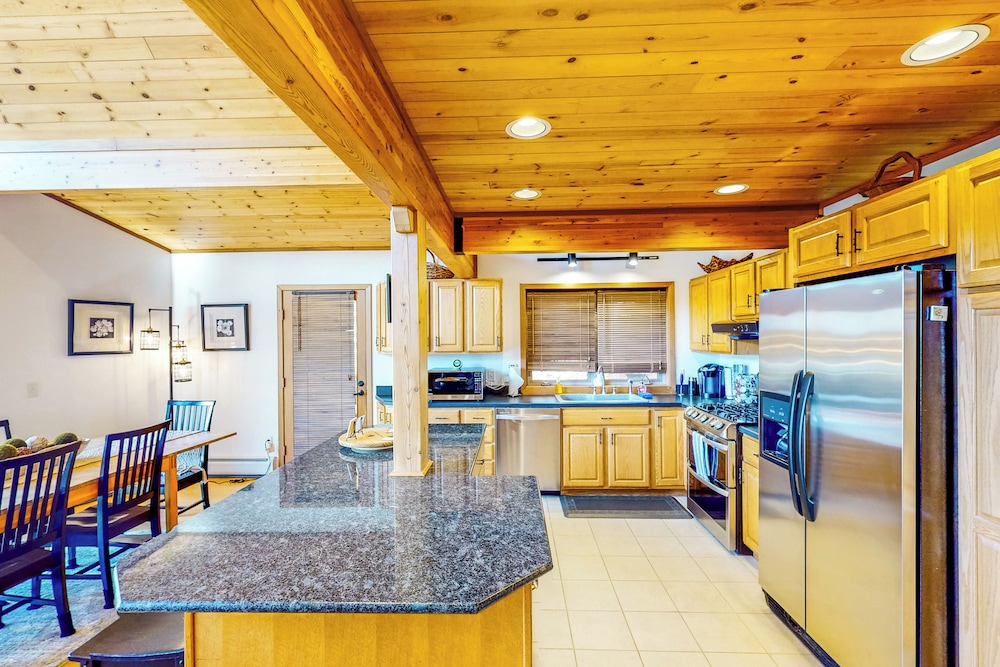 3BR Home w/ Private Hot Tub, Kayaks & Lake Views