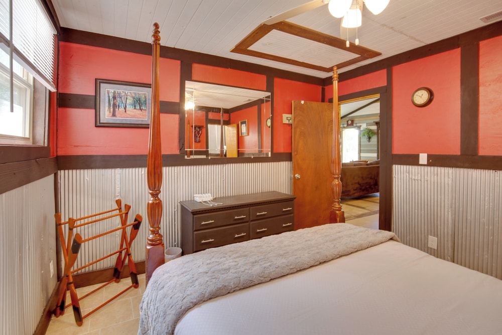 'cedar Pointe' - Peaceful Lake Cabin in Odessa