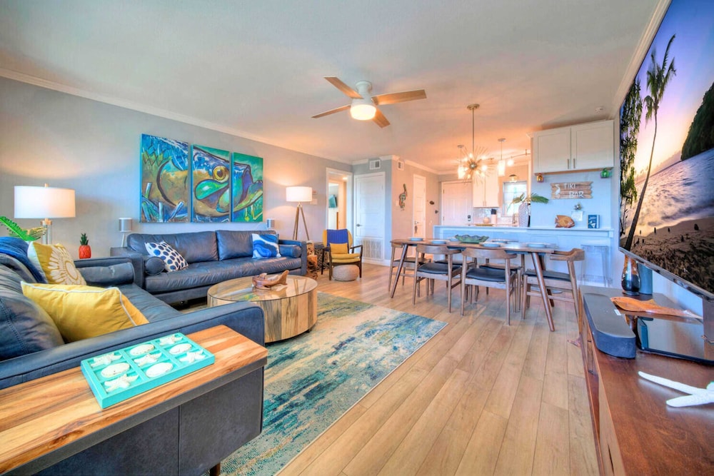 Sleeps 26 3 Island Retreat Condos w/ Beach Access, 2 Pools, Pickleball, Views