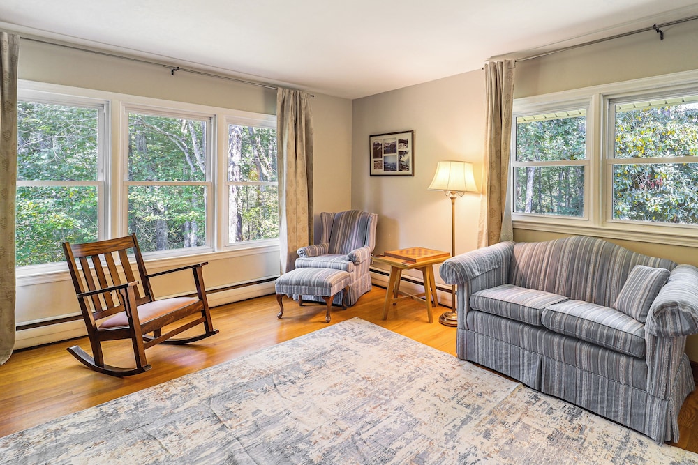 Hike & Leaf Peep! Peaceful Home in Laurel Springs
