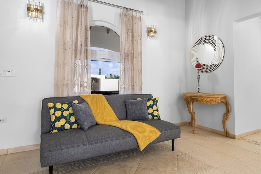 Spacious Renovated House Prvt Pool 5 min to Bch