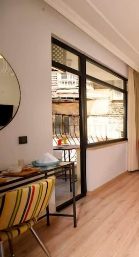 Unique Flat with Cute Balcony GECESEFASI
