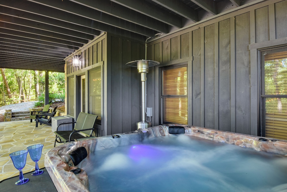 Fish, Hike & Swim: Lake Burton Retreat w/ Hot Tub!