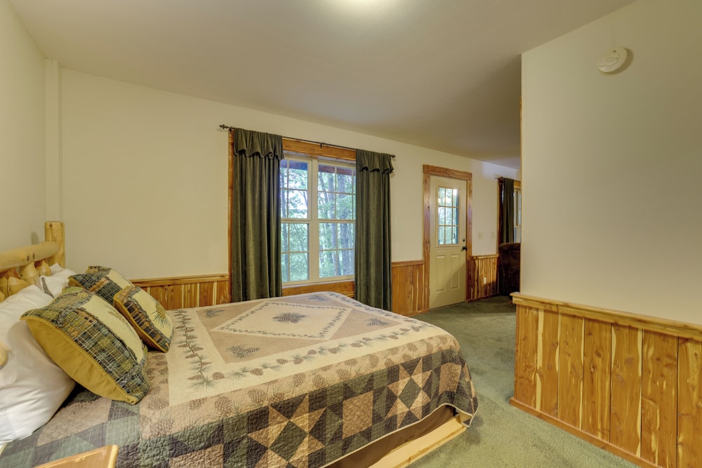 4 Mi to Beaver Lake: Peaceful Log Cabin w/ Deck!