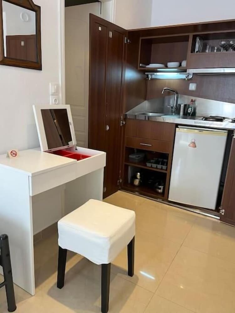 Naousa Center Living