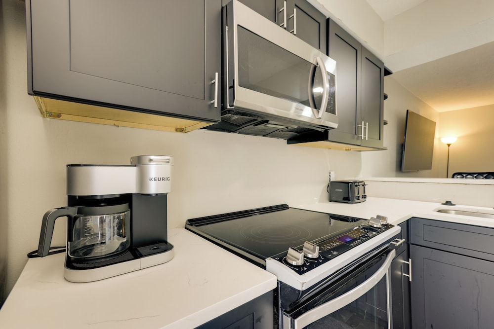 4 Mi to Iah: Suburban Houston Townhome