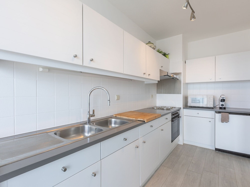 Cozy 1-bedroom Apartment With Sea View
