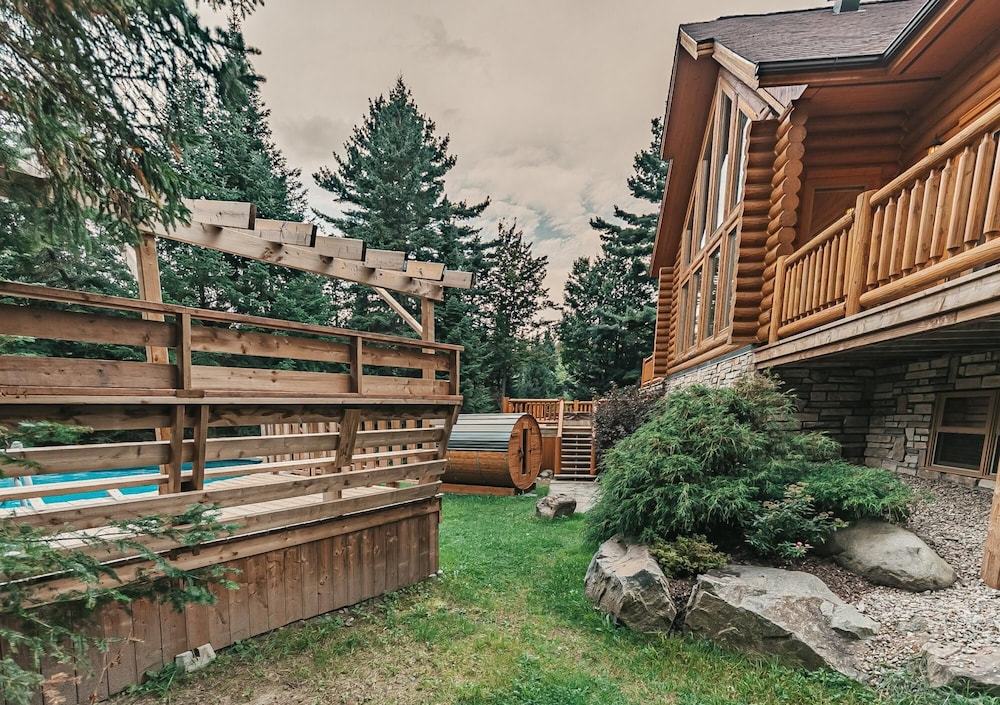 Harfang 51 - Stunning log Cottage With Private hot tub Pool and Scandinavian dry Barrel Sauna