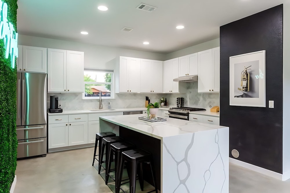 Downtown Austin Oasis w Pool & Hot Tubsleeps 16