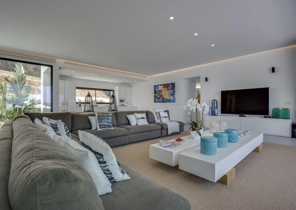 Sleek Villa With Nice Terrace