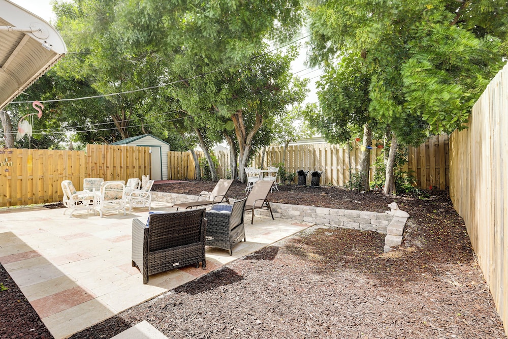 4 Mi to Beaches: Vibrant Stuart Villa w/ Patio!