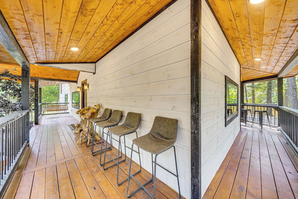 Hike, Fish & Unwind: Cabin w/ Yard in Broken Bow!