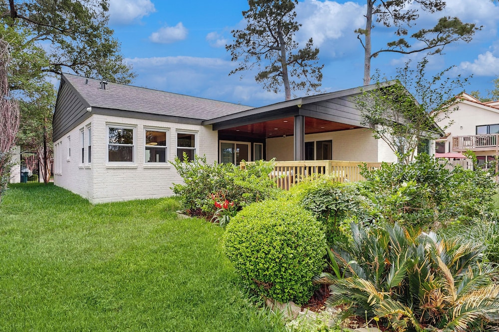 Relaxing Dog-friendly Home w/ Deck & Wifi