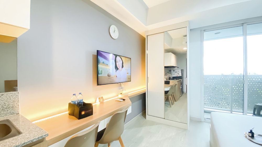 Homey Living Studio At West Vista Apartment