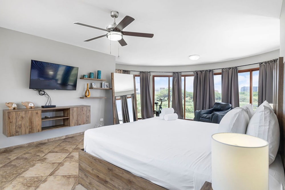 Amazing 4br4ba Villa w Pool Birdsanctuary Views