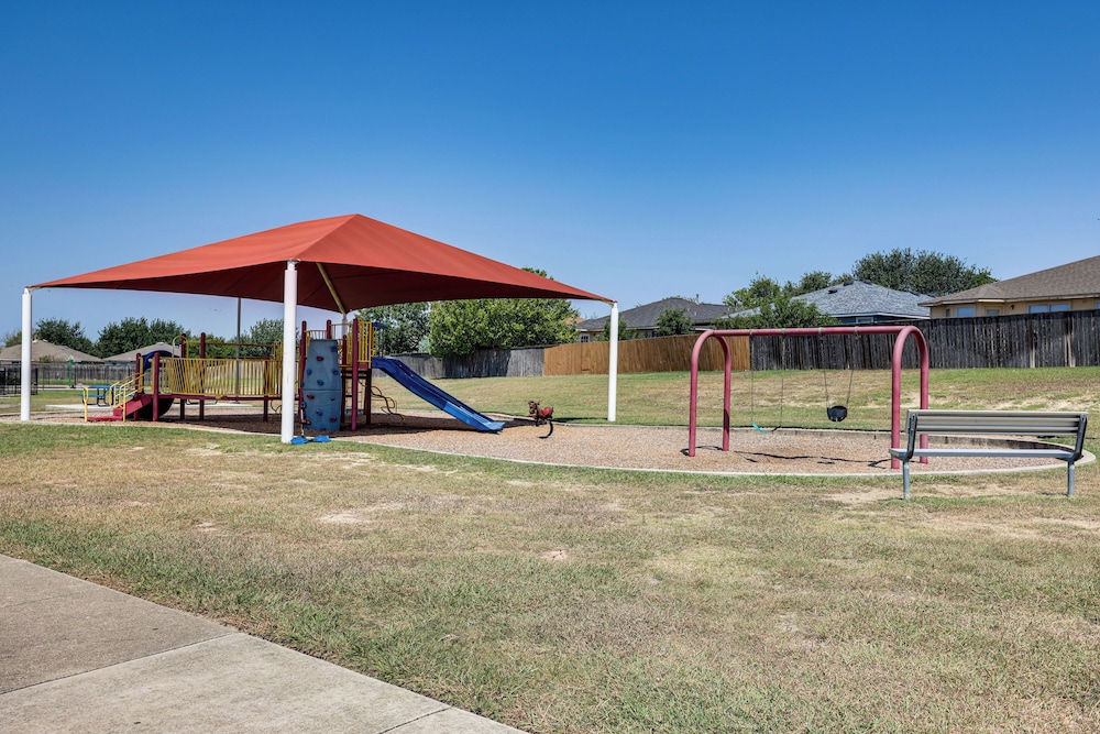 Family Home w/ Pool Access: 5 Mi to Downtown Buda!