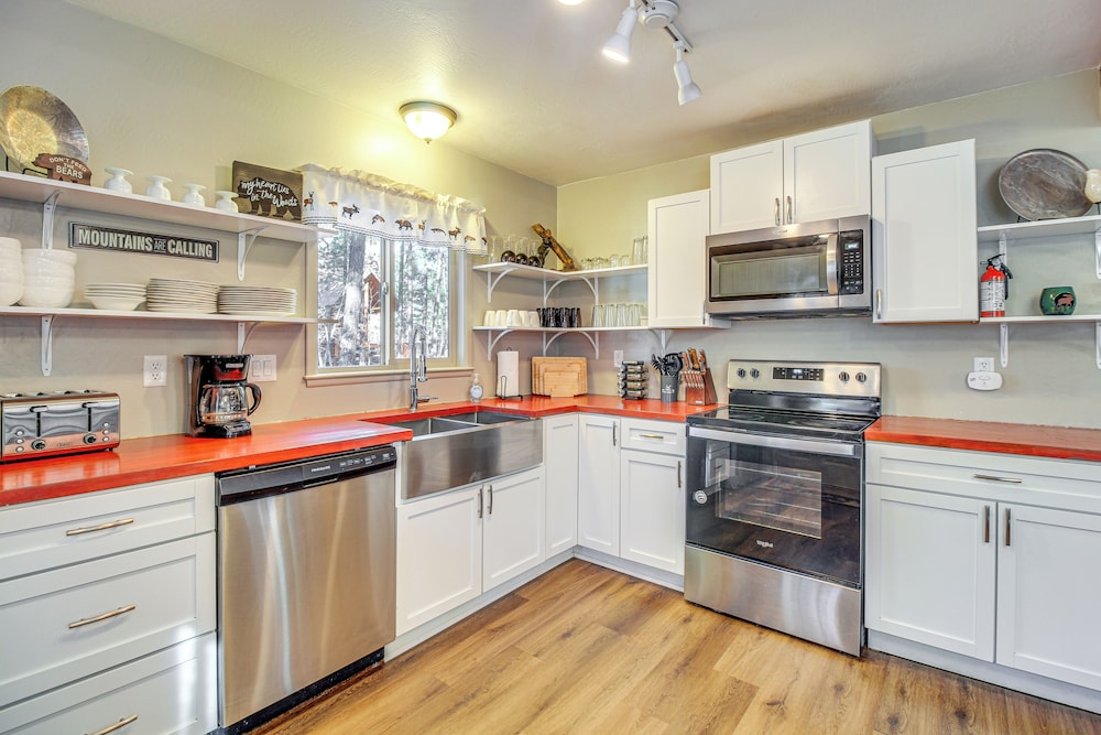 Secluded Cabin w/ Furnished Deck in Scenic Pinetop