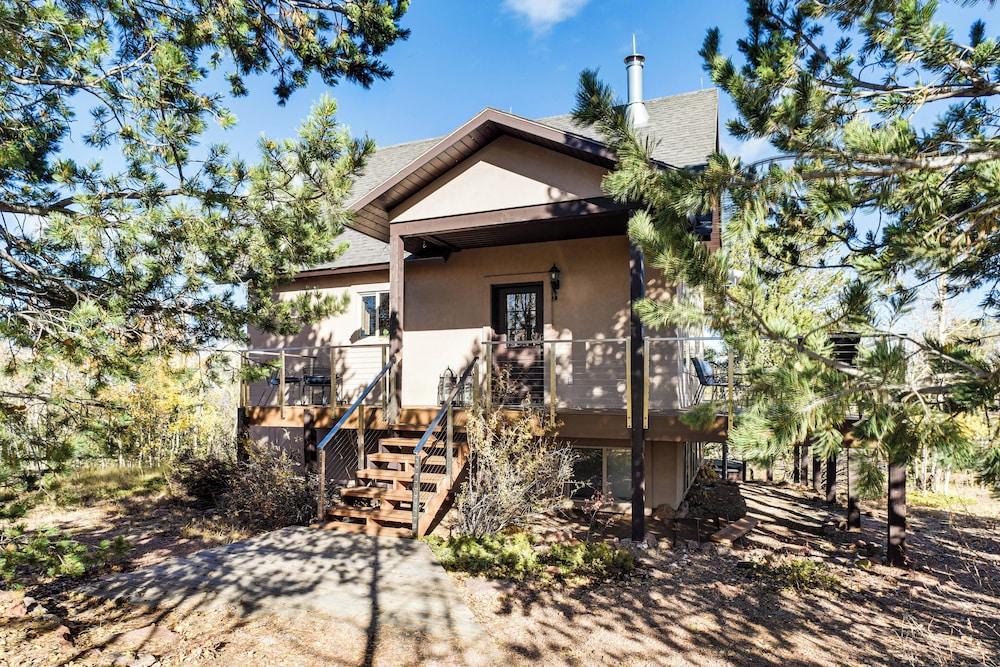 Hot Tub & Peak Views: Cripple Creek Cabin
