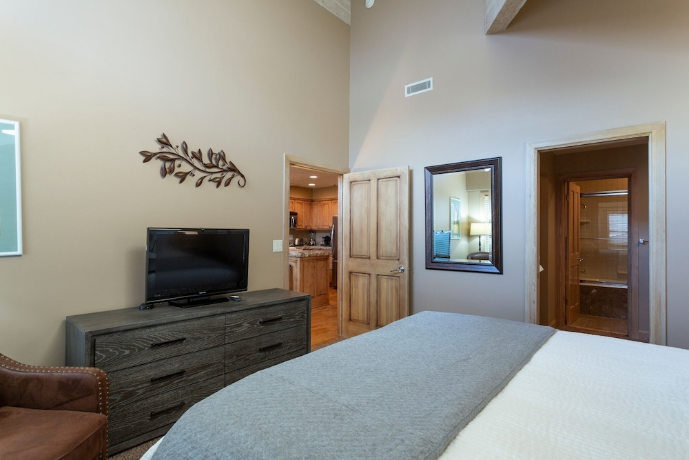 Royal Plaza at Deer Valley Resort - One Bedroom Condo #404 1 Condo