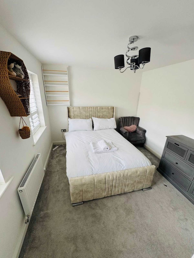 Luxurious Majestic 4 Bedroom- Free Parking