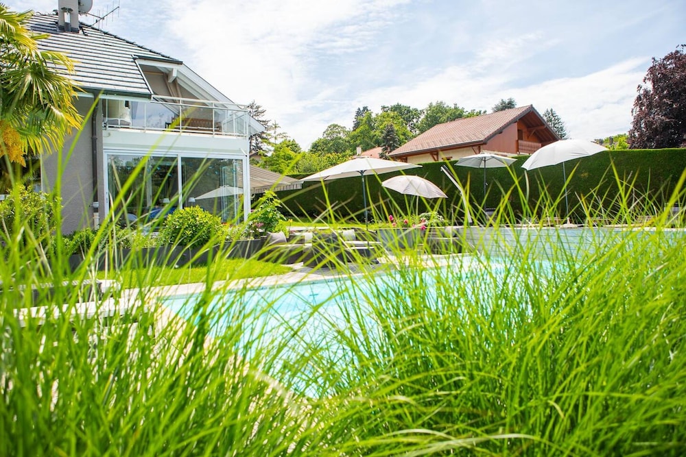 Villa au Bord du lac Avec Piscine Privee et Acces Direct au lac