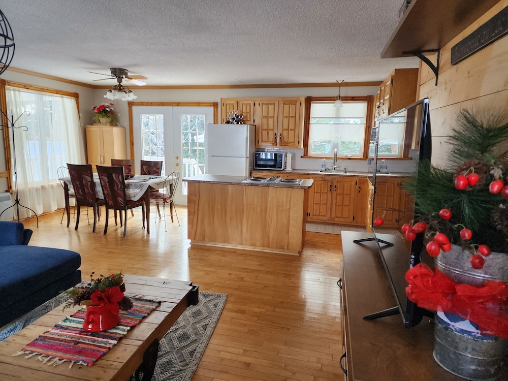 Saguenay-lac-saint-jean Getaway 3-bedroom Holiday Cottage With Garden View