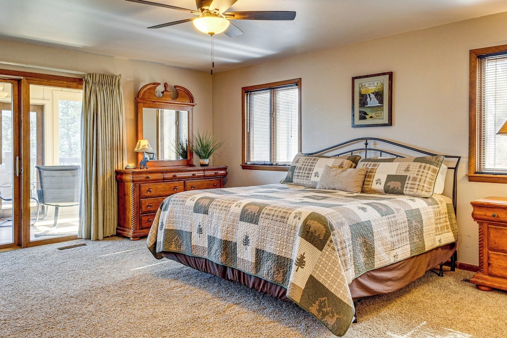 Smoky Mtn Views: Spacious Home Near Nat'l Park!