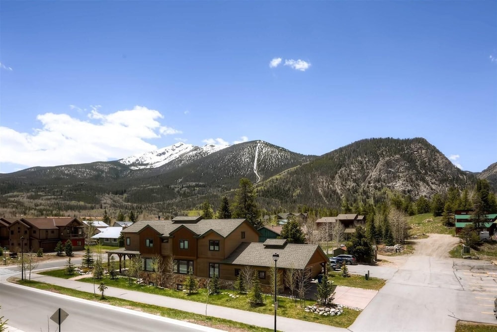 Boulevard Bend P2 3 Bedroom Condo by RedAwning