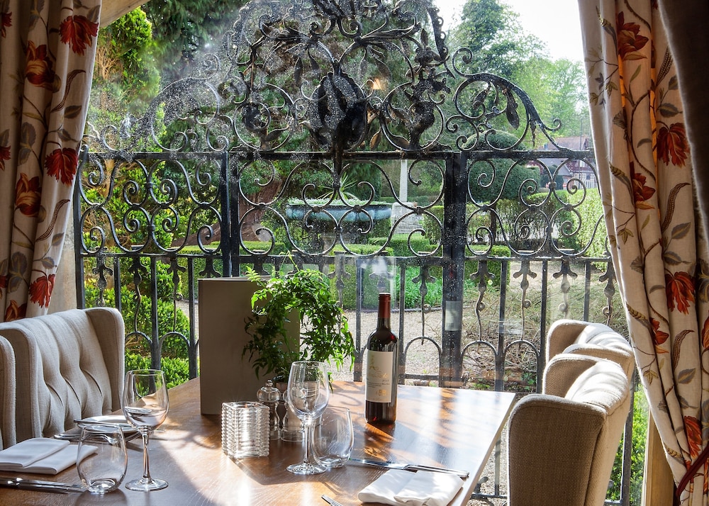 Aylesbury Vacations - The Five Arrows Hotel - Property Image 1