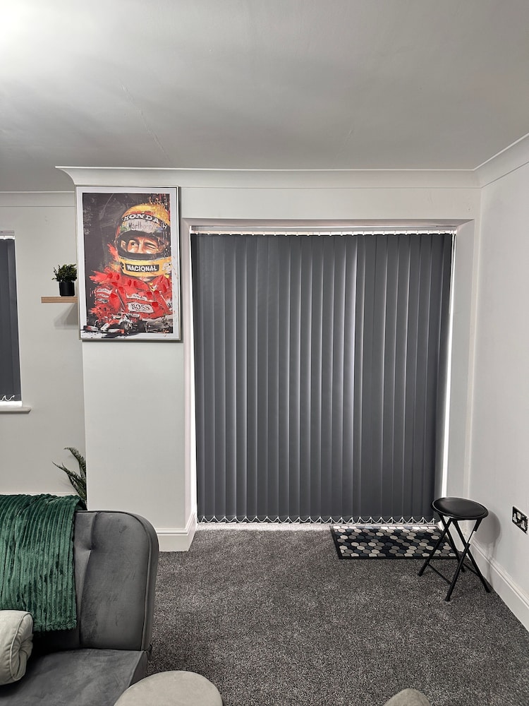 Charming Birmingham Apartment With Mini Balcony and Wifi With a Free Parking