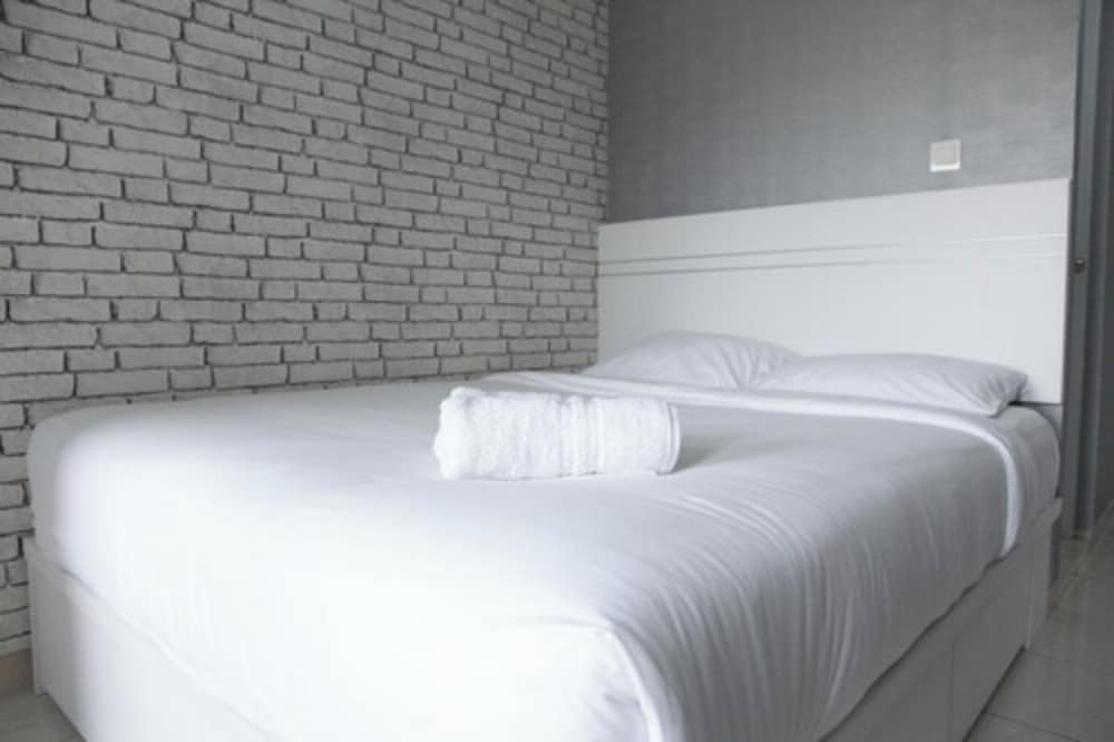 Modern and Comfortable Studio Apartment Springlake Summarecon near Summarecon, เบคาซี - 9