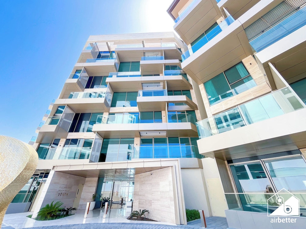 Luxury Beachfront 1BR on Palm Jumeirah & Balcony