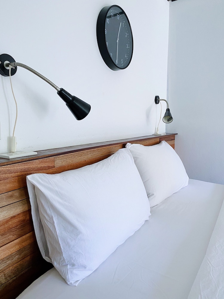 The Reef Hotel & Studios