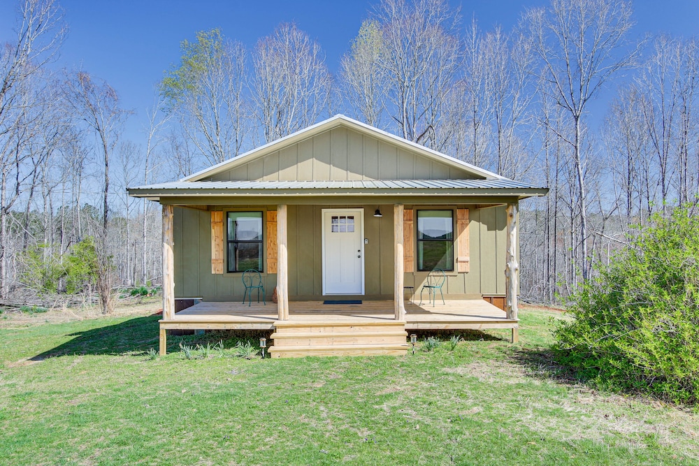Cozy Mississippi Cabin w/ Covered Porch & Grill! view 5